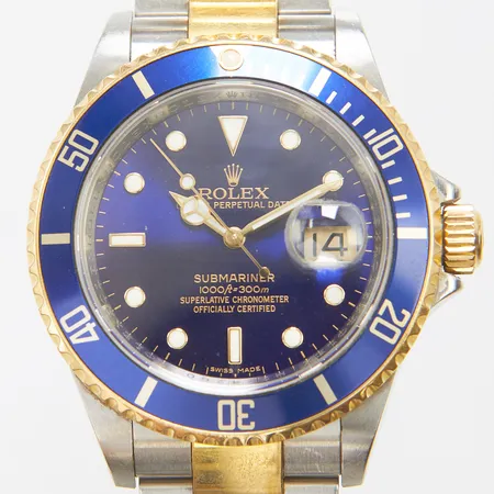 Herrur Rolex Submariner stål/guld automatisk 40mm, ref 16613, snr M274260, cal. 3135, verknr 32040932, safirglas, datum, oysterlänk stål/guld ref 923253/PJ2, viklås, skyddsring, tag, certifikat Carlyl & Co 2008, kvitto, box, ytterkartong. 