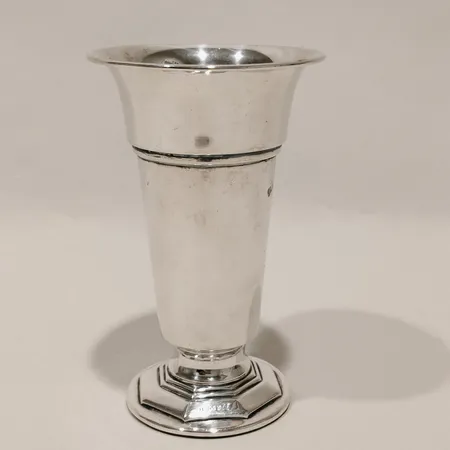 Pokal på fot med vidgad mynning och dekorbård, höjd ca 11,5cm, Ø 7cm, Brodrène Lohne Norge, 830/1000 silver Vikt: 111,6 g