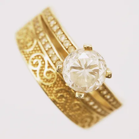 Ring med vit sten, stl 17, bredd 2,8-8,5mm, bucklig skena, 14K Vikt: 3,8 g