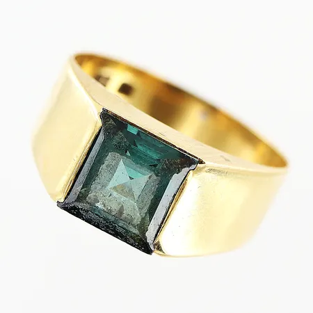 Klackring med grön sten, stl 15¾,  repor på sten, 18K Vikt: 3 g