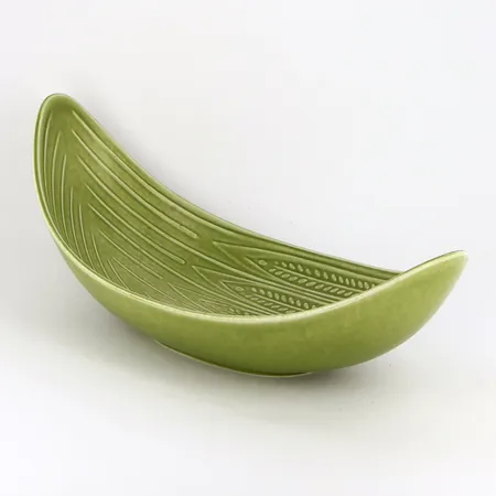 Skål Rialto av Gunnar Nylund för Rörstrand med reliefdekor,  längd:ca34cm höjd:ca5-15cm, bredd:ca16cm Skickas med paket.