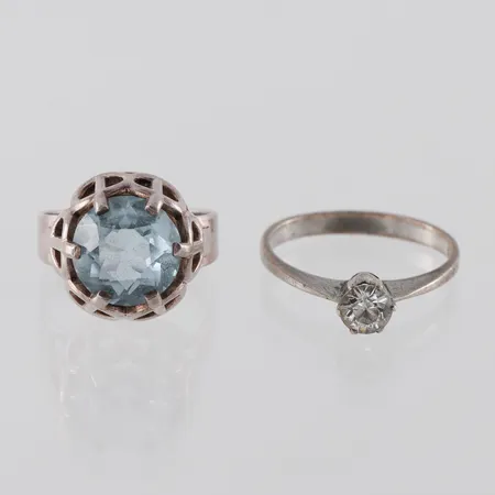 Ringar 2 st silver med stenar,storlek 16-18 mm. Vikt: 5,9 g