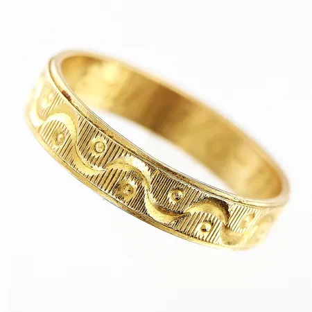 Ring, stl 17¼, bredd 4mm, gravyr, 21K.  Vikt: 2,8 g