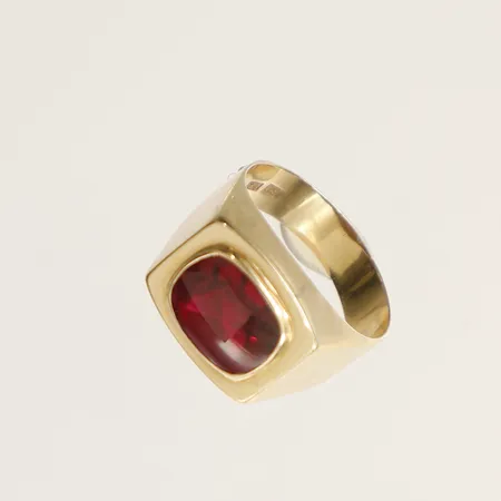 Ring med rubin, troligen syntetisk, stl 17¼, bredd 4,4-11,7mm, 18K Vikt: 4,5 g