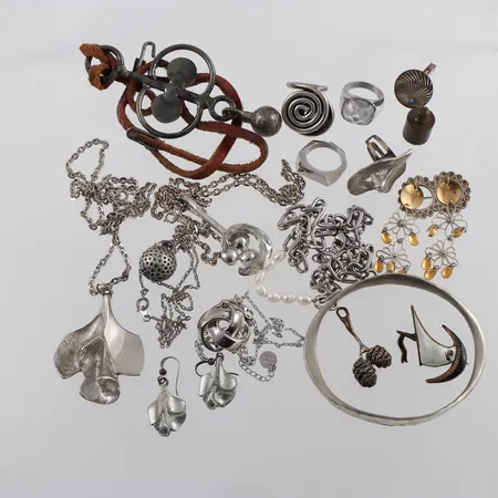 Diverse bijouterier bla tennsmycken S.S Arvika och Börje Tennung. Skickas med paket.