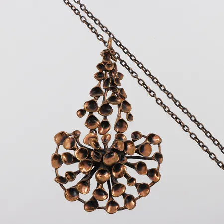 HANNU IKONEN. Halssmycke ur serien "Lava", brons, Finland,hängets höjd 11.5 cm,kedjans längd c 70 cm.