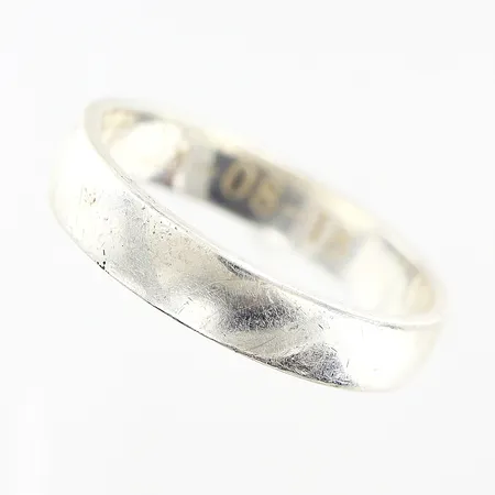 Ring, stl 17½, bredd 3,7mm, gravyr, stämplad GHA, silver 925/1000. Vikt: 2,5 g