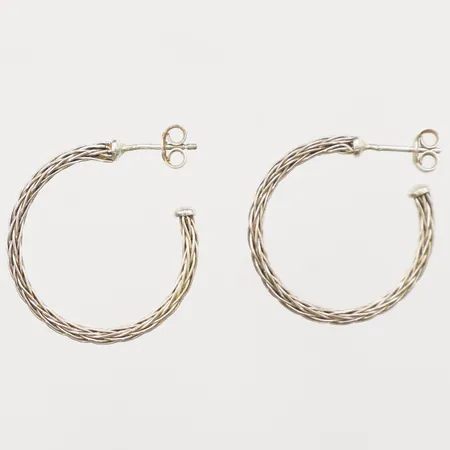 Ett par örhängen flätade, Ø28mm, bredd 3mm, 925/1000 silver  Vikt: 3,9 g