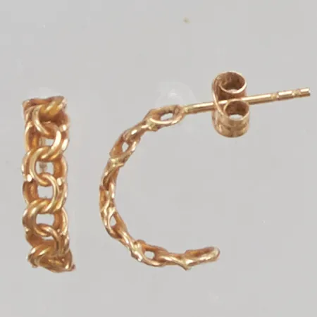 Ett par örhängen Bismarck 13mm, skeva 18K 1,3g.