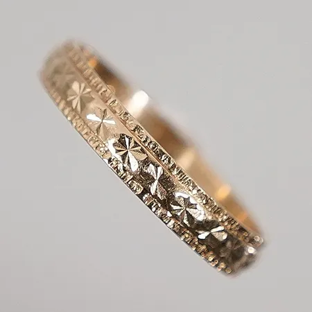 Ring Stl: 16½ bredd 3mm med gravyr 18k 1,8g Vikt: 1,8 g