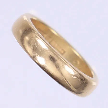Ring slät stl 18¼,  bredd 4mm, gravyr, 18K Vikt: 8,9g Vikt: 8,9 g