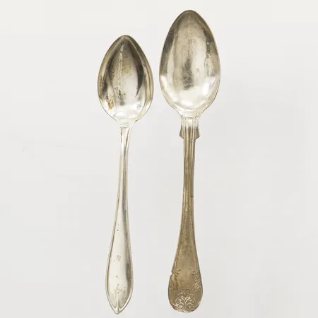 Två udda skedar, 830/1000 silver Vikt: 24,7 g