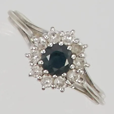 Carmoséring diamanter 0,40ctv enligt gravyr safir stl:19, bredd:11mm, vitguld 18K 4,0g.