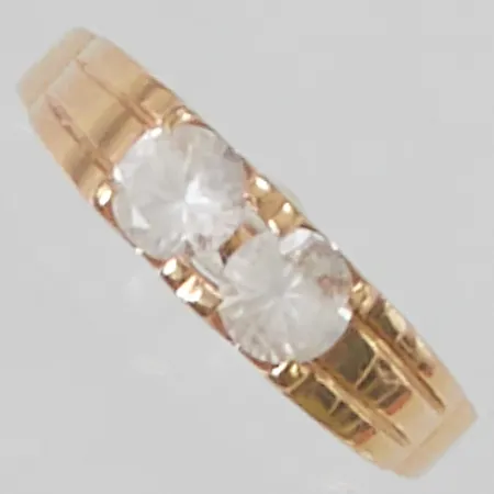 Ring Ø16¼, bredd:4mm, vita stenar, 18K 2,8g.