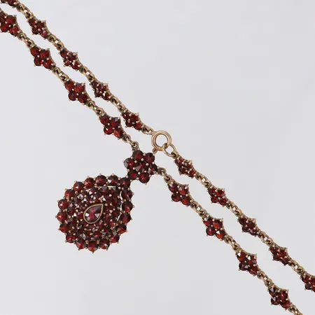 Collier med röda granater, längd 42cm, bredd 5,5-22mm, förgyllt silver 830/1000. Vikt: 19,2 g