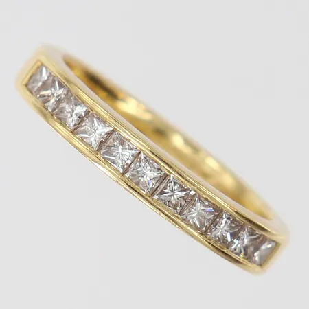 Ring med prinsesslipade diamanter totalt 0,50ctv enligt gravyr, stl: 15½, bredd 3mm, 18K.  Vikt: 3,5 g