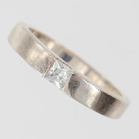 Ring med vit sten, stl:16, bredd 2,2-3,2mm, Silver 925/1000.  Vikt: 2,4 g