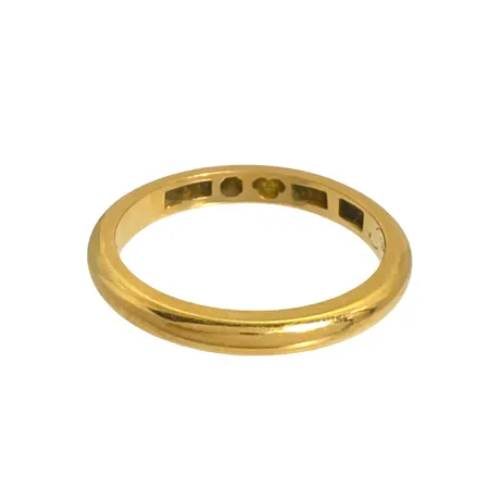 Ring i 18K guld, slät modell, stl:17¾ mm, bredd 3 mm, gravyr Vikt: 4,4 g