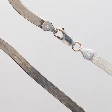 Collier något ojämn, silver 925/1000, längd 45cm, bredd 5mm Vikt: 14,2 g