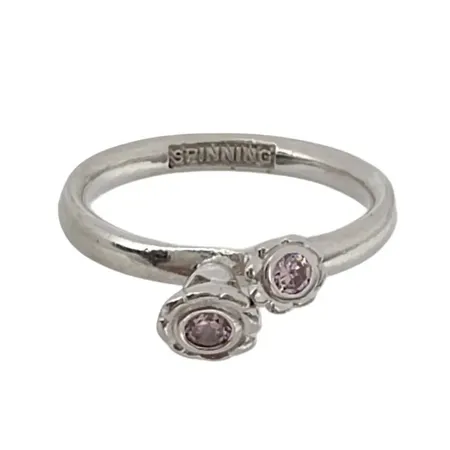 Ring "SPINNING" silver 925/1000 Hans Henrik Nygaard (HHN) Danmark, rosa stenar, Ø18¾ mm, bredd 3-7,5 mm, stenar utan anmärkning, fint skick Vikt: 3,5 g