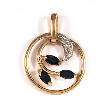 Hänge Guldfynd med tre navettslipade blå stenar (troligen safirer) och en diamant ca 0,005ct 8/8-slipad. Bredd 15mm, 18K 1,1g. 