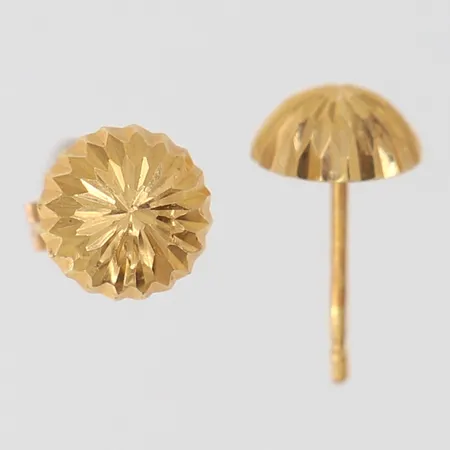 Ett par örhängen med räfflad dekor, Ø7mm, en snurrebuss saknas, 18K.  Vikt: 0,5 g