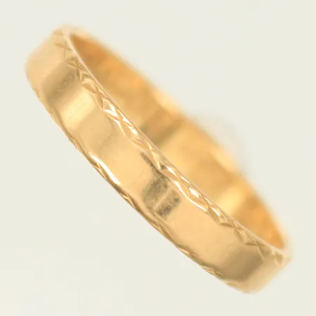 Ring med mönster stl 20½, bredd 4mm, repig, gravyr, 18K, 4g Vikt: 4 g