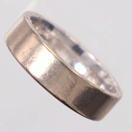 Ring vitguld stl:19¾, skadad skena, gravyr, 18k Vikt: 10,8 g