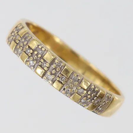 Ring med 8/8-slipade diamanter 18 x ca 0,0075ct, stl: 18½, bredd 3-4mm, två stenar saknas, limrester, GHA, fattning i vitguld, 18K.  Vikt: 3,3 g