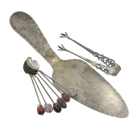 Silverbestick, bl.a. Tårtspade & Sockertång, stenar förekommer, bruksskick Vikt: 111,4 g