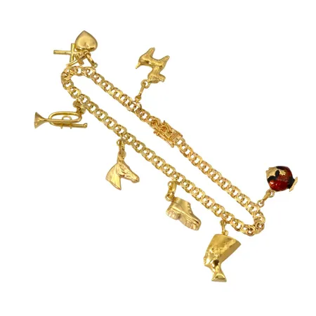 Armband Bismarck med sju berlocker i 18K guld, Segir Aktiebolag, Köping, svensk kontrollstämpel, längd knäppt 19,0 cm, bredd 4 mm, berlocker med varierande mått, en ojämn länkbit, några berlocker med ojämnheter Vikt: 14,3 g