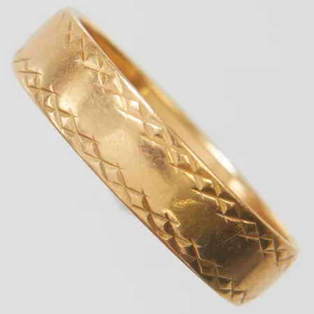 Ring med mönsterdekor stl18½, bredd 5mm, gravyr, 18K Vikt: 3,7 g