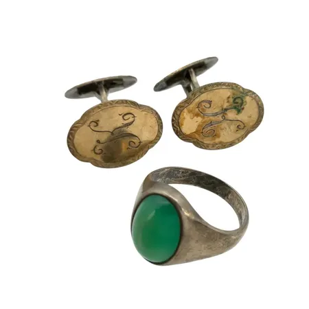 Silversmycken Ring med grön sten, Ø17¼, bredd 3-16 mm, gravyr + Manschettknappar, förgyllda, bokstaven "K", 18,5X13 mm Vikt: 10,5 g