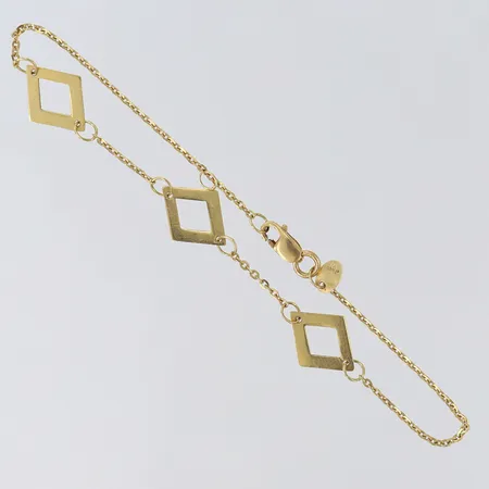 Armband med integrerad dekor, längd 17,5-18,5cm, bredd 0,7-9mm, 18K.  Vikt: 1,8 g