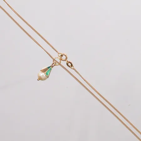 Collier med hänge, längd 50cm, bredd 1mm, något slitet, 18K.  Vikt: 4,3 g