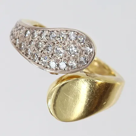 Ring med 8/8-slipade diamanter 3 x ca 0,03ct, 20 x ca 0,02ct, 9 x ca 0,01ct totalt ca 0,60ctv, stl:16½, bredd 3,3-17mm, bucklig/skev, kan vara större storlek, 18K.  Vikt: 6,1 g