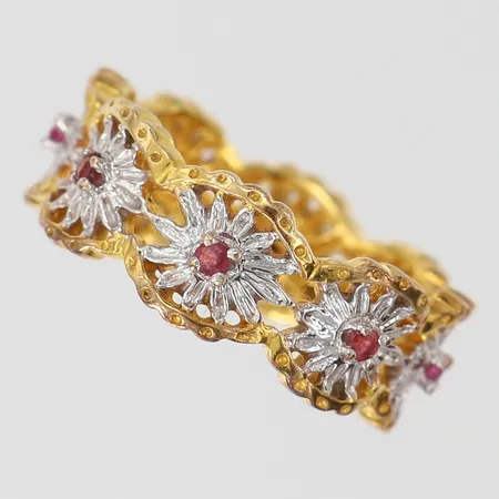 Ring med dekor samt rubiner 8 x ca 0,03ct, stl:18¼, bredd 7,8mm, tvåfärgat 14K.  Vikt: 6,5 g