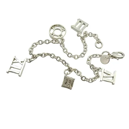 Armband silver 925/1000, ej märkesdesign, berlocker med romerska siffror, längd 19 cm, berlocker med varierande mått, fint skick  Vikt: 10,6 g