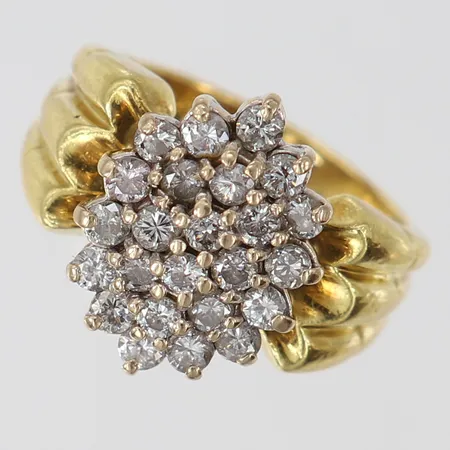 Ring med diamanter 22 x 0,03ct totalt ca 0,66ctv, stl:15½, bredd 3,3-15mm, 18K.  Vikt: 7,2 g