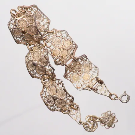 Armband med genombruten dekor, längd 20cm, bredd 17mm, Silver. Vikt: 16,4 g