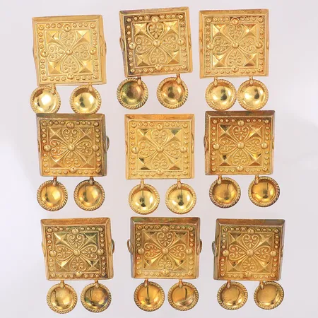 9 silverdetaljer till koltens bälte, mått för varje bit längd 43mm bredd 30mm, guld-doublé, FAD, silver 830/1000 Vikt: 49,5 g