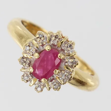 Ring med rubin med 8/8-slipade diamanter 10 x ca 0,0025ct, stl: 17, bredd 2,5-11mm, GHA, 18K.  Vikt: 4,6 g