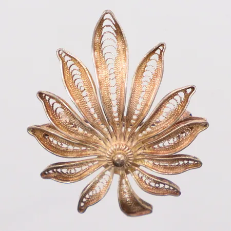 Brosch med genombruten dekor, längd 4cm, bredd 3cm, Silver.  Vikt: 4,8 g