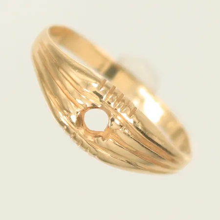 Ring med skev skena och saknad sten, 10K, 0,9g Vikt: 0,9 g