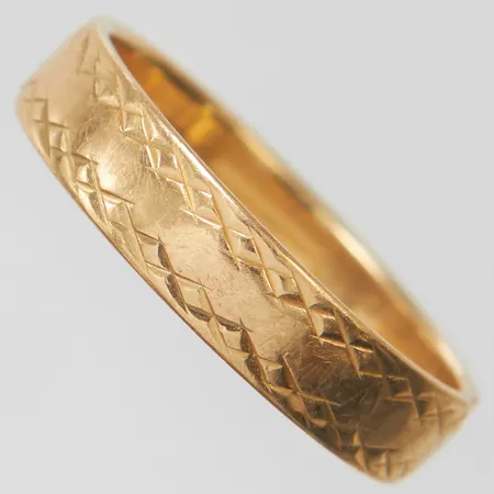 Ring med mönsterdekor stl16½, bredd 4mm, gravyr, 18K Vikt: 2,9 g