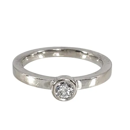 Diamantring i 18K vitguld, Diamant 0,15ct, Guldsmed Björn Nilsson AB (GBON), Kristianstad 2022, stl:16¼ mm, bredd 2 - 4,4 mm, några små märken bak på skenan Vikt: 3,9 g