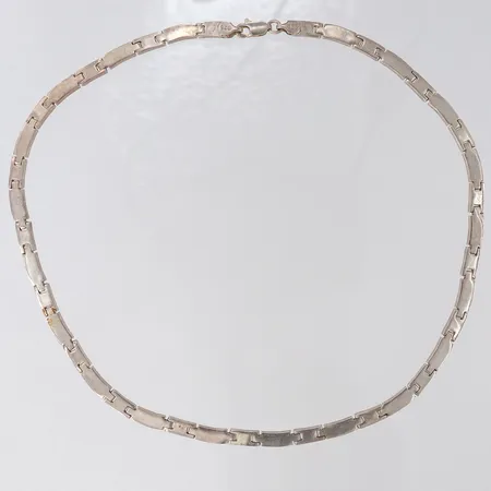 Collier halvstelt, längd ca 38cm, bredd 4,8mm, Silver 925/1000.  Vikt: 41,9 g