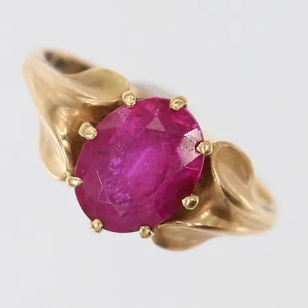 Ring med rosa sten, stl:17½, bredd 1,5-10mm, 14K.  Vikt: 2,1 g