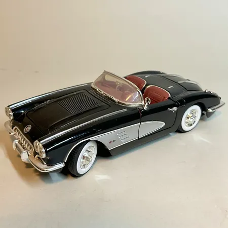 Leksaksbil Chevrolet Corvette Roadster 1958 längd 24,5cm bredd 12cm skala 1:18, Franklin Mint, öppningsbara dörrar, baklucka och motorhuv, V8 motor, svart med röd interiör, bruksskick Skickas med paket.
