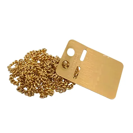 Defekta smycken i 18K guld, halskedja saknar lås, bucklor på brickan, gravyr Vikt: 7,8 g